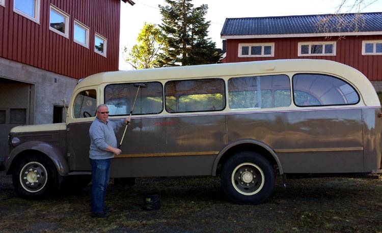 Henning Aasbøs veteranbuss er blankpusset og klar til tirsdagens kongebesøk i Gjerstad. Foto: Facebook.
