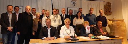 Det nye kommunestyret er samlet for første gang den 22.10.15. Foran fra venstre: varaordfører Knut Erik Ulltveit, ordfører Inger Løite, rådmann Torill Neset og politisk sekretær Lasse Fosse. Foto: Gjerstad kommune