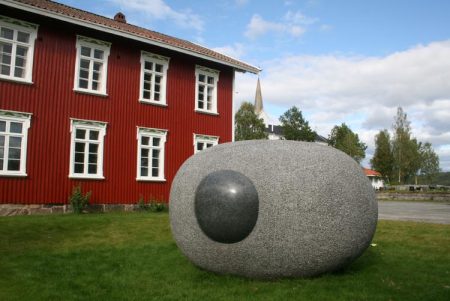 Om Abelsteinen blir liggende foran Almuestaua i fremtiden er fortsatt uvisst.