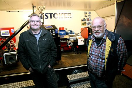 Niels Kristian Madsen og Nils Olav Aanonsen ved Bjordammen Byggsenter demonstrerer moderne varmeanlegg