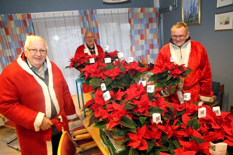 Gjerstad Lions Club delte ut julestjerner til beboerne på Gjerstadheimen i dag. F.v. Eigil Grantangen, Halvor Gunnerud og Hans Henriksen.