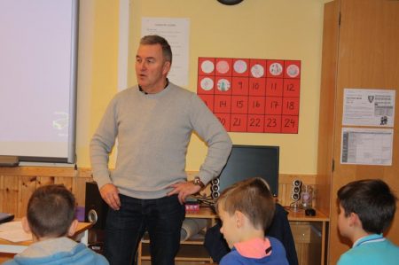 Bjørn Kollmannskog orienterer elevene i Gjerstad om nettvett