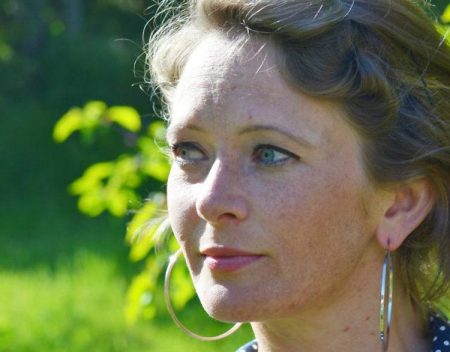 Merete Løyte ønsker de mindreårige asylsøkerne velkommen til Holmen Gård. Foto: Facebook