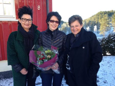 Merethe Felle (i midten) ble gjenforent med sine to ukjente søstre fra Danmark. Foto: TV2