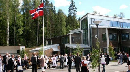 Det brygger opp til skolestrukturdebatt i Gjerstad Abel ungdomsskole er bygdas samlingspunkt hver 17.mai. Blir det også samlingspunktet for en felles storskole?