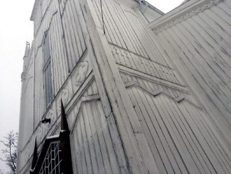 Gjerstad kirke trenger en omgang med vann og såpe.