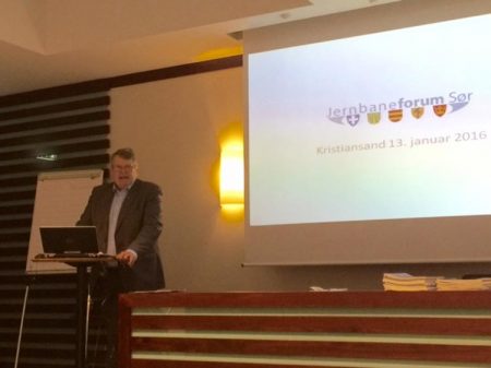 Stortingsrepresentant Hans Fredrik Grøvan informerer om arbeidet fra transportkomiteen på Stortinget