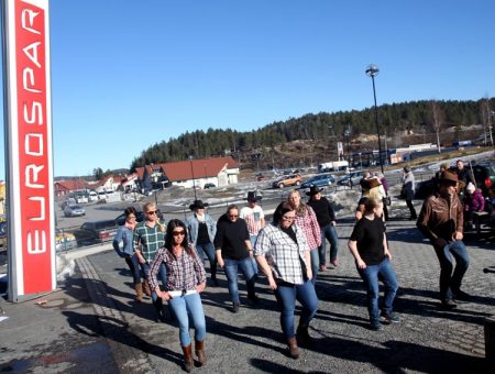 Deltakerne i full konsentrasjon om innøvde trinn i linedancen