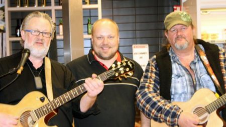 Butikksjef Tore Solstad, flankert av "Blå Brør", Oskar Tore og Bjørn Olav Brendalsmo