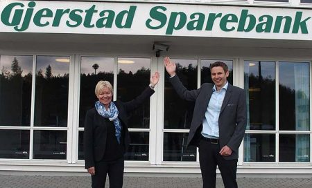 Banksjef Nina Holte og markedssjef Erling Ausland i Gjerstad Sparebank kan vise til et godt resultat for 2015