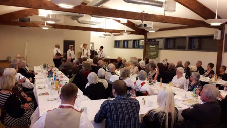 En festkledt forsamling hyllet historielaget søndag kveld. Foto: Jostein Vestøl