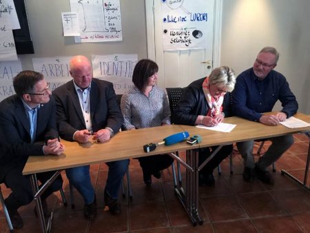 Ordfører Inger Løite signerer intensjonsavtalen sammen med sine kolleger i Risør, Arendal, Tvedestrand og Vegårshei