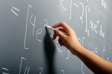 Det pågår en mattekonkurranse mellom de to barneskolene i Gjerstad-  Illustrasjon: Depositphotos.com