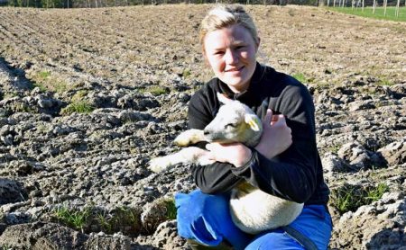 Guro Vevstad driver gård på Vevstad i øvre Gjerstad. Foto: Gjerstad kommune.