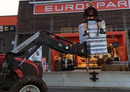 Det er praktisk med egen traktor når man skal ut på storhandel!