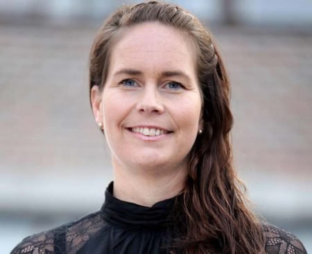 Tonje Berger Ausland er ikke redd for å prøve nye ting, denne gang er det golf som står på programmet. Foto: Facebook