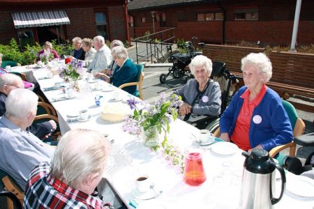 Det var god stemning ved et flott pyntet langbord utenfor Gjerstadheimen i dag. Foto: Camilla Sunde