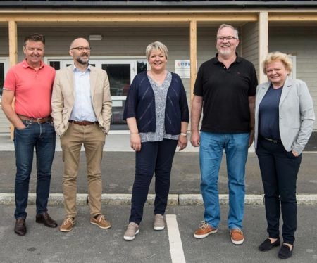 Ordførerne og rådmennene i Gjerstad og Risør, sammen med prosessveileder Jarle Bjørn Hanken hos fylkesmannen i Aust-og Vest-Agder. Foto: Tore Myrberg /iRisør.no