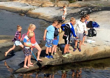 Å fange krabber ii sjøen er moro for "landkrabber" fra Gjerstad