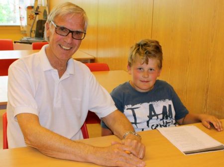 Tidligere rådmann i Gjerstad, Nils Korshavn er en av Gjerstad skoles faste "lyttevenner"