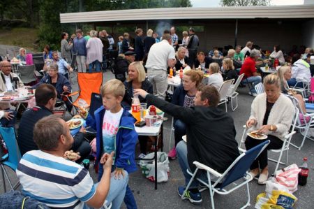 Det var folksomt utenfor Gjerstad skole på årets sommeravslutning