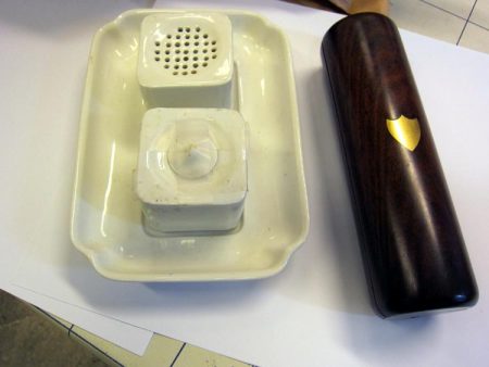 Et blekk- og sandhus og et toalettstell, begge har tilhørt Niels Henrik Abel