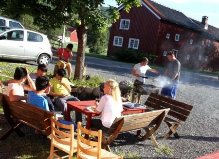 I kveld var det grillfest for å ønske de 15 nye asylantene på Holmen Gård velkommen