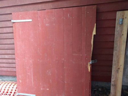 Denne døren på GILs redskapsbod ved Klokkergården ble i helgen brutt opp.