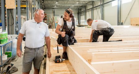 Selv om det er sommerferie, er det noe aktivitet i lokalene på Akland. Foto: Tore Myrberg / iRisør.no