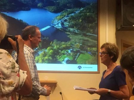 Jernbaneverkets direktør Elisabeth Enger overleverte i dag KVU for Grenlandsbanen til samferdselsminister Ketil Solvik-Olsen. Brokelandsheia er pr. nå ikke Jernbaneverkets førsteprioritet for stasjonsplassering. Nå skal imidlertid saken ut til politisk høring. Foto: Inger Løite