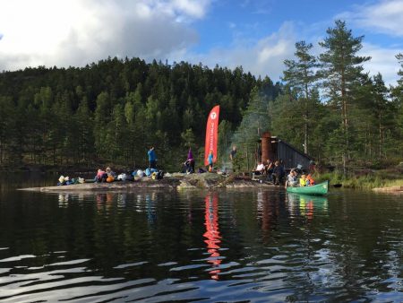 God stemning i flotte omgivelser ved Evjevann lørdag kveld. Foto: Facebook