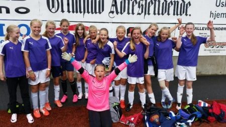Jublende glade jenter etter en knallsterk fotballkamp som ga en velfortjent seier.