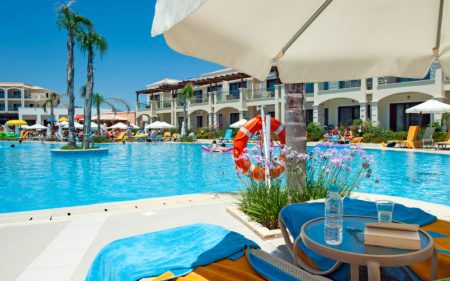 Noen tanker fra bassengkanten på Rhodos Halvor Røylen sitter ved bassengkanten på Rhodos og filosoferer om livet.