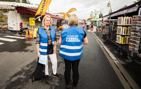 Loddselgerne i dobbelsjansen har blå vester på seg.