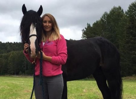 Moe Garm slet med halsinfeksjon under løpet i går. Her sammen med oppasser Cecilie Kristiansen
