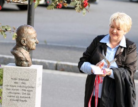 Ordfører Inger Løite under avdukingen av Peder Tellefsdals byste utenfor Gjerstad Sparebank
