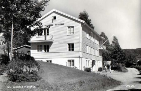 Er det nokon som hugser Barselona kafé? Det tidligere helsehuset i Gjerstad huset "Barselona Kafé"