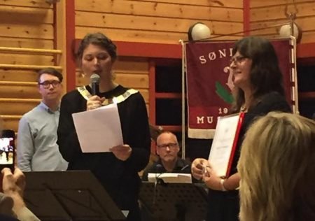 Varaordfører i Risør, Elen Lauvhjell overrekker Norges Musikkorpsforbunds fortjenestemedalje til Inger Hommefoss. Foto: Facebook