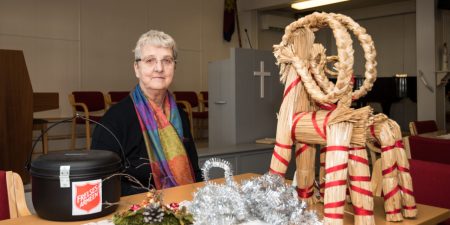 Gyda Hansen i Frelsesarmeen i Risør er klar i sin tale. Uten Julejam ville flere barn i Risør og Gjerstad fått en fattigere julefeiring. Foto: Tore Myrberg