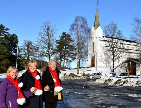 Evie K. Lønne, Inger Løite og Olav Hofsli ønsker alle velkommen til Gjerstad kirke 1. søndag i advent. Foto: Astrid H. Bråten