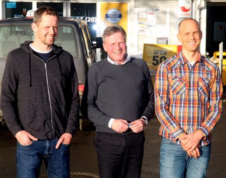 Næringssjef i Gjerstad kommune Ole A. Sandberg, flankert av de lokale gründerne i Agder Eiendom AS, Jens Trydal og Per Eskeland