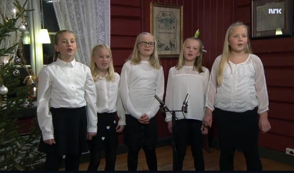 De fem flinke jentene fra barnekoret JIPPI i aksjon under NRKs direktesendte bakeprogram