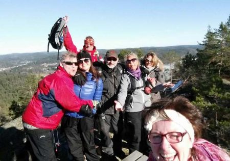 Årets "Regnfjell-dronning" Bente H. Sandåker tar selfie med gode venner. Foto: Facebook