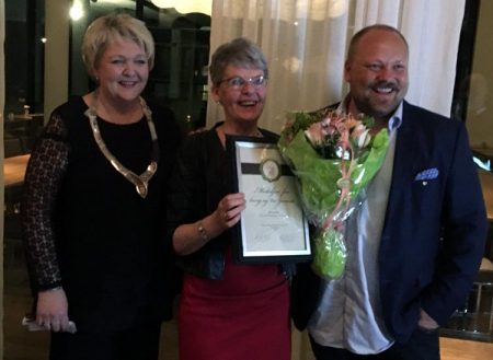 Ester Ausland, flankert av ordfører Inger Løite og innehaver av Eurospar Tore Solstad