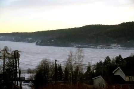 Isen på Gjerstadvannet er ikke lenger trygg å gå på etter mildværet det siste døgnet.
