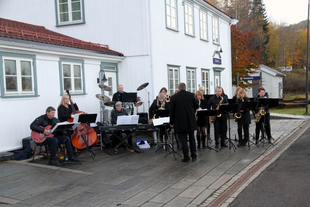 Gjerstad stasjon, her i forbindelse med kongebesøket i fjor, der Gjerstad storband bidro med swingende toner.