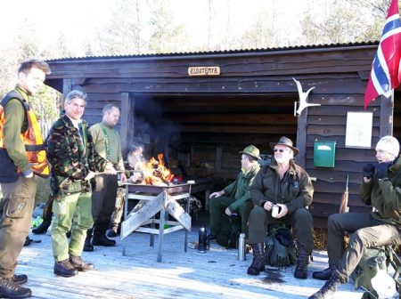Det er nylig sørget for mer ved til turfolket i huken på Eldstemyr. Fra Idrettslagets planlagte skiarena er det et par km opp hit. Navnesaken som ble behandlet før det nye kartet ble trykket konkluderte med at slik skrivemåte er riktig. Jaktlaget raster her under høstens elgjakt.