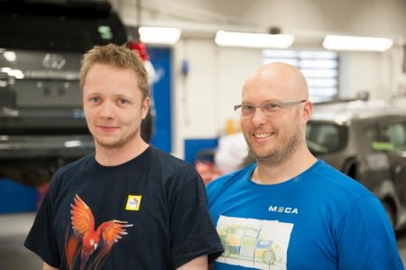 Innehaver Frank Kvernvik og Rune Hagane har nylig fått firmaet Gjerstad Lakk autorisert som godkjent bilverksted.