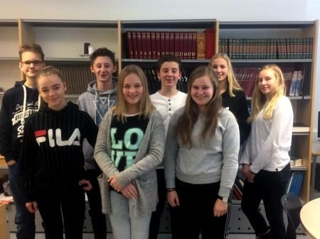 Det nye ungdomsrådet i Gjerstad: Bak fra venstre: Adrian Mortensen (vara), Sander Blesvik, Dennis André Kveum (leder), Mari Fone, Amalie Olsen. Foran fra venstre: Frøya Felberg Valle (vara) Sofie Helgesen, Sigrun Eikeland Arnevik (nestleder) Christian Kåsa (medlem) og Yoel Ogbay Gebreab (vara) var ikke tilstede da bildet ble tatt. Foto: Inger Løite
