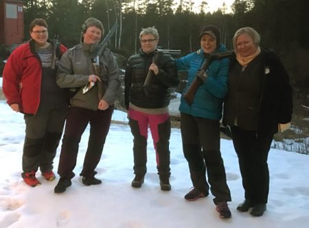 Åshild Mortensen, Sissel Kveim Grønås, Camilla Lunden, Anne Grethe Grunnsvoll og Astrid Haugen Gustavson har tatt dommerkurs i skyting med haglegevær.